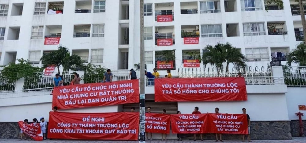 Cư dân yêu cầu chủ đầu tư giao quỹ bảo trì tại một chung cư. Ảnh: Bích Trần. Cư dân yêu cầu chủ đầu tư giao quỹ bảo trì tại một chung cư. Ảnh: Bích Trần.