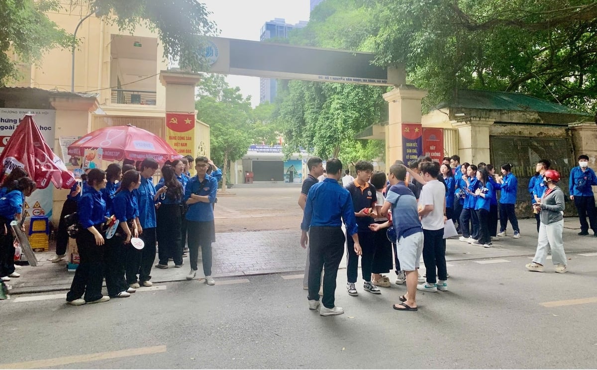 Sáng 27/6, các thí sinh dự thi theo chương trình giáo dục phổ thông 2018 đã hoàn thành 2 bài thi môn tự chọn. Ảnh: Ngọc Hồng. Sáng 27/6, các thí sinh dự thi theo chương trình giáo dục phổ thông 2018 đã hoàn thành 2 bài thi môn tự chọn. Ảnh: Ngọc Hồng.