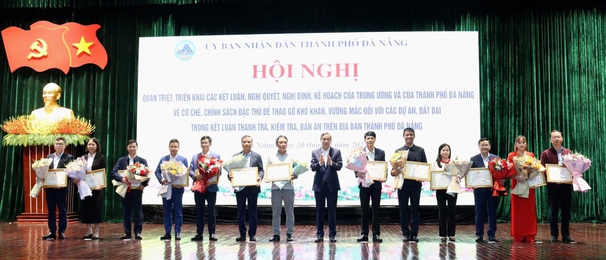 Đà Nẵng trao Bằng khen cho lãnh đạo Bộ, ngành, Ủy ban Quốc hội vì đã có thành tích trong tháo gỡ các khó khăn, vướng mắc liên quan đến các dự án, đất đai của Đà Nẵng. Ảnh: Lan Anh Đà Nẵng trao Bằng khen cho lãnh đạo Bộ, ngành, Ủy ban Quốc hội vì đã có thành tích trong tháo gỡ các khó khăn, vướng mắc liên quan đến các dự án, đất đai của Đà Nẵng. Ảnh: Lan Anh
