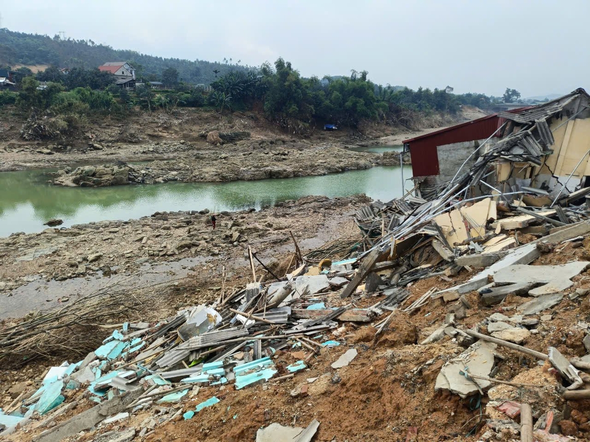 Nhiều ngôi nhà ở ven dòng sông Chảy sạt xuống sông trong cơn lũ năm 2024. Ảnh: Thanh Tiến.