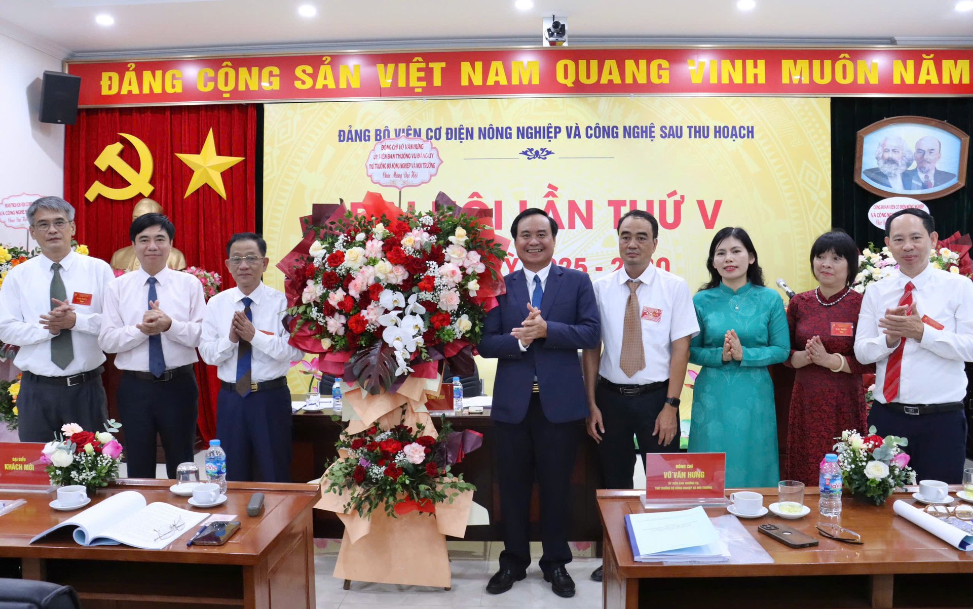 Thứ trưởng Võ Văn Hưng tặng hoa, chúc mừng thành công của Đại hội. Ảnh: Nguyễn Thủy. Thứ trưởng Võ Văn Hưng tặng hoa, chúc mừng thành công của Đại hội. Ảnh: Nguyễn Thủy.
