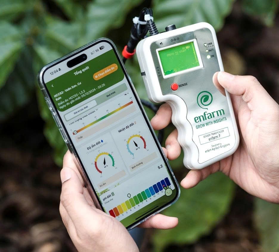 Thiết bị đo dinh dưỡng Enfarm F với công nghệ AI giúp khuyến cáo canh tác nông nghiệp. Ảnh: Phương Chi. Thiết bị đo dinh dưỡng Enfarm F với công nghệ AI giúp khuyến cáo canh tác nông nghiệp. Ảnh: Phương Chi.