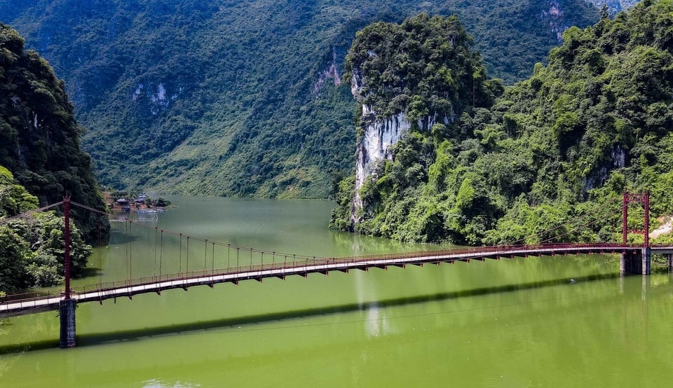 Cầu treo Pa Phông xã Huổi Só, huyện Tủa Chùa - điểm thu hút khách du lịch. Ảnh: Hoàng Châu. Cầu treo Pa Phông xã Huổi Só, huyện Tủa Chùa - điểm thu hút khách du lịch. Ảnh: Hoàng Châu.