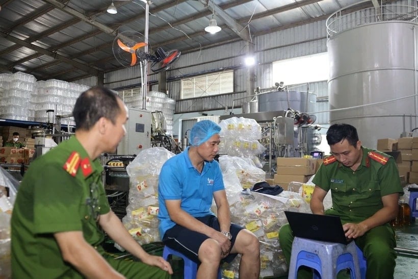 Lực lượng Công an làm việc với Công ty TNHH sản xuất và xuất nhập khẩu Nhật Minh Food. Ảnh: Công an tỉnh Hưng Yên. Lực lượng Công an làm việc với Công ty TNHH sản xuất và xuất nhập khẩu Nhật Minh Food. Ảnh: Công an tỉnh Hưng Yên.