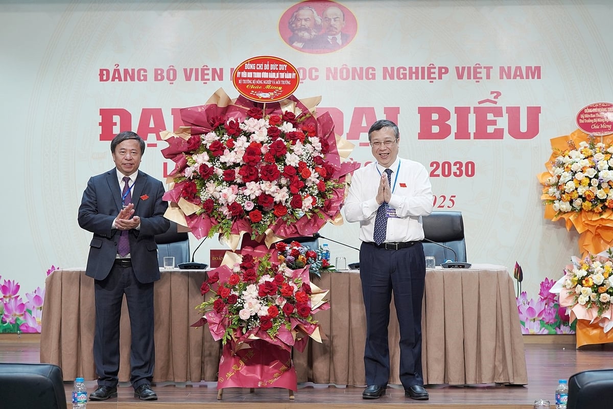 Thứ trưởng Hoàng Trung tặng hoa chúc mừng của Bộ trưởng Đỗ Đức Duy tới đại hội. Ảnh: Bảo Thắng. Thứ trưởng Hoàng Trung tặng hoa chúc mừng của Bộ trưởng Đỗ Đức Duy tới đại hội. Ảnh: Bảo Thắng.