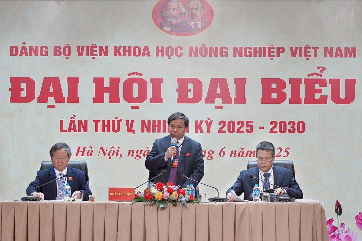 Đoàn chủ tịch điều hành đại hội. Ảnh: Bảo Thắng. Đoàn chủ tịch điều hành đại hội. Ảnh: Bảo Thắng.