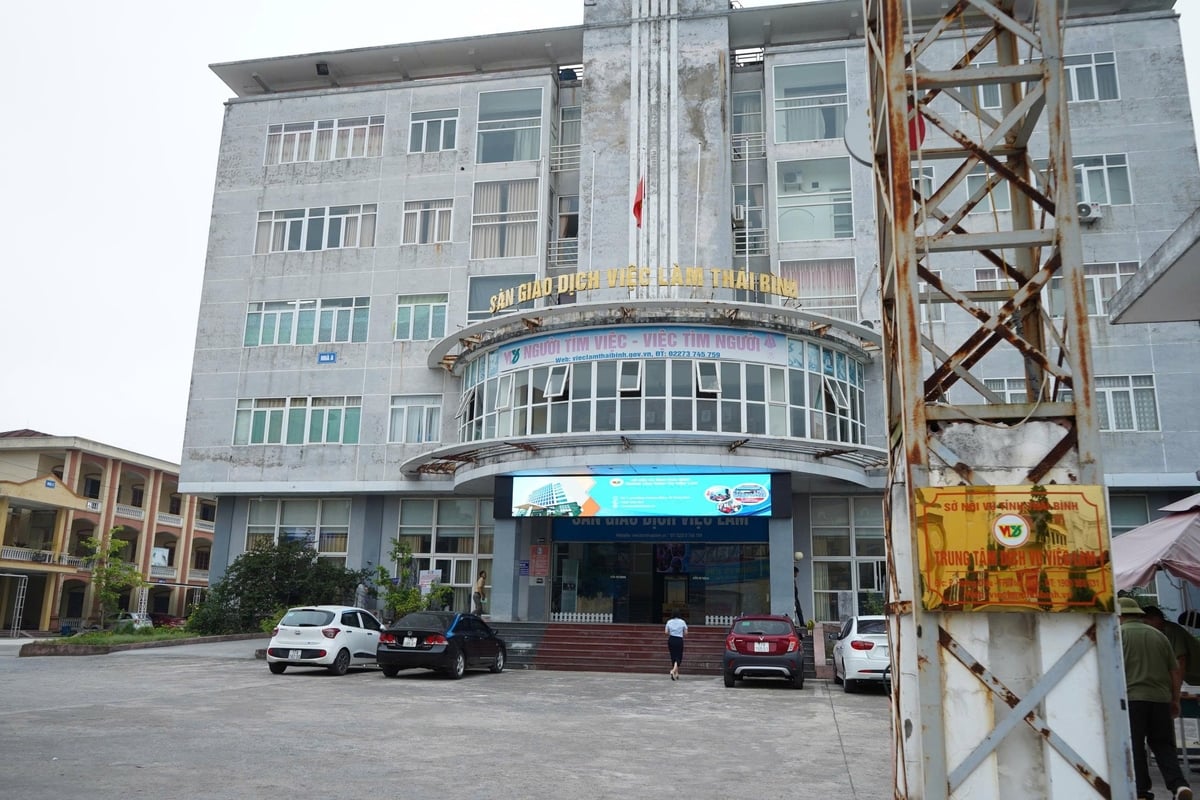 Tấm biển treo nơi cổng Trung tâm với dòng chữ 'NGƯỜI TÌM VIỆC - VIỆC TÌM NGƯỜI' đã phai màu theo năm tháng, thế nhưng, bên trong cánh cổng ấy, sự đón tiếp niềm nở và tinh thần làm việc đầy nhiệt huyết của đội ngũ cán bộ vẫn luôn vẹn nguyên, như một lời hứa lặng thầm với những người lao động đang cần điểm tựa. Ảnh: Phú Quang. Tấm biển treo nơi cổng Trung tâm với dòng chữ 'NGƯỜI TÌM VIỆC - VIỆC TÌM NGƯỜI' đã phai màu theo năm tháng, thế nhưng, bên trong cánh cổng ấy, sự đón tiếp niềm nở và tinh thần làm việc đầy nhiệt huyết của đội ngũ cán bộ vẫn luôn vẹn nguyên, như một lời hứa lặng thầm với những người lao động đang cần điểm tựa. Ảnh: Phú Quang.