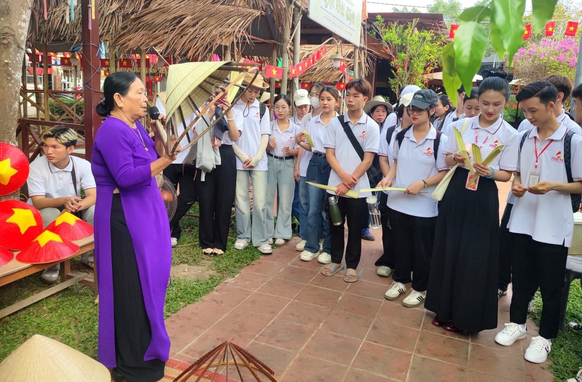 Các tour du lịch về giảm thiểu rác thải nhựa ở TP Huế giúp lan toả tinh thần bảo vệ môi trường đến người dân, học sinh, sinh viên. Ảnh: Văn Dinh. Các tour du lịch về giảm thiểu rác thải nhựa ở TP Huế giúp lan toả tinh thần bảo vệ môi trường đến người dân, học sinh, sinh viên. Ảnh: Văn Dinh.
