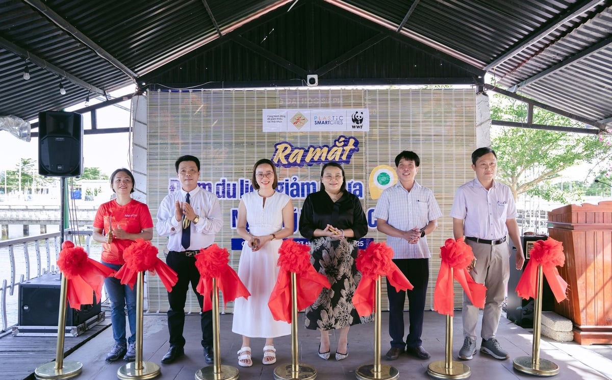 Thông qua Dự án 'Huế - Đô thị giảm nhựa ở miền Trung Việt Nam', các điểm du lịch giảm thiểu rác thải nhựa ở TP Huế hình thành, góp phần bảo vệ môi trường. Ảnh: Văn Dinh. Thông qua Dự án 'Huế - Đô thị giảm nhựa ở miền Trung Việt Nam', các điểm du lịch giảm thiểu rác thải nhựa ở TP Huế hình thành, góp phần bảo vệ môi trường. Ảnh: Văn Dinh.
