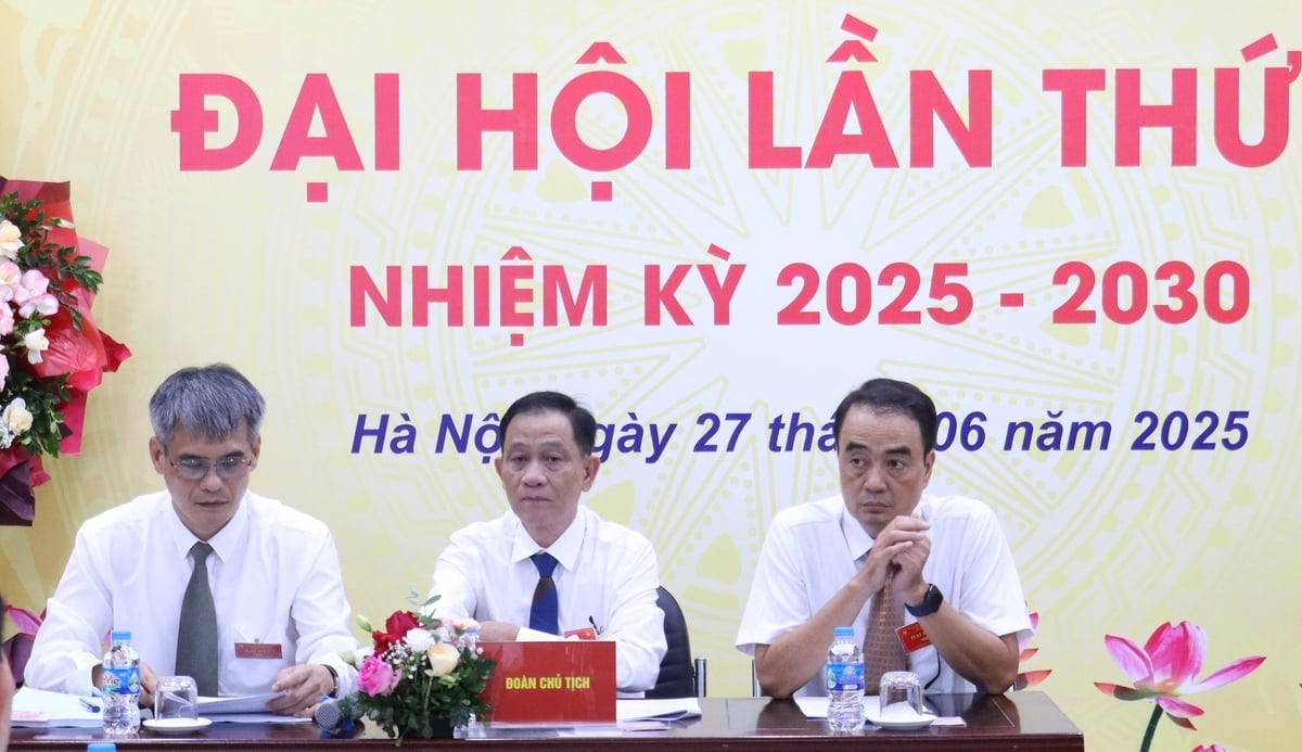 Đoàn Chủ tịch điều hành Đại hội Đảng bộ Viện Cơ điện nông nghiệp và Công nghệ sau thu hoạch, lần thứ V, nhiệm kỳ 2025-2030. Ảnh: Nguyễn Thủy. Đoàn Chủ tịch điều hành Đại hội Đảng bộ Viện Cơ điện nông nghiệp và Công nghệ sau thu hoạch, lần thứ V, nhiệm kỳ 2025-2030. Ảnh: Nguyễn Thủy.