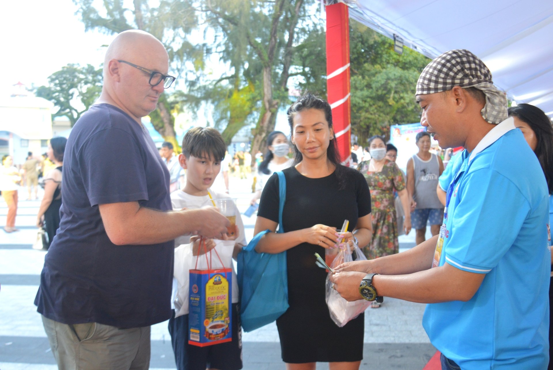 Vị khách Tây tham quan, nếm thử và mua nước mắm truyền thống Phú Quốc tại buổi khai mạc Festival Nước mắm Phú Quốc truyền thống trăm năm lần thứ I năm 2025 . Ảnh: Trung Chánh. Vị khách Tây tham quan, nếm thử và mua nước mắm truyền thống Phú Quốc tại buổi khai mạc Festival Nước mắm Phú Quốc truyền thống trăm năm lần thứ I năm 2025 . Ảnh: Trung Chánh.