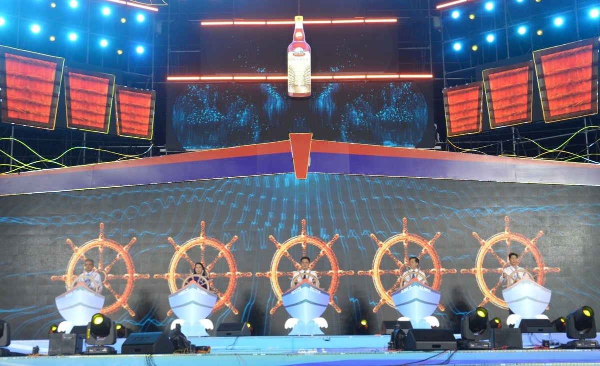 Các đại biểu thực hiện nghi thức khai mạc Festival Nước mắm Phú Quốc truyền thống trăm năm lần thứ I năm 2025. Ảnh: Trung Chánh. Các đại biểu thực hiện nghi thức khai mạc Festival Nước mắm Phú Quốc truyền thống trăm năm lần thứ I năm 2025. Ảnh: Trung Chánh.