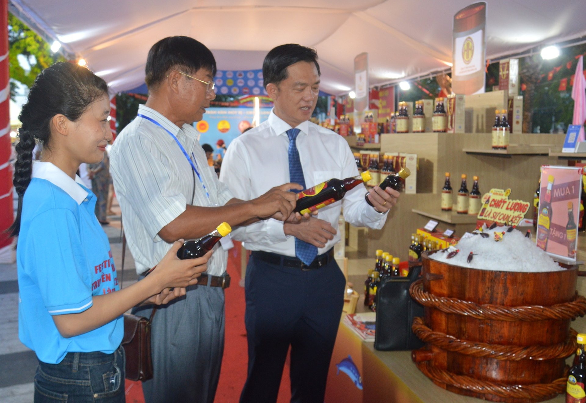 Ông Trần Minh Khoa (bên phải), Chủ tịch UBND TP Phú Quốc cùng các đại biểu tham quan không gian triển lãm, trưng bày sản phẩm nước mắm truyền thống Phú Quốc. Ảnh: Trung Chánh. Ông Trần Minh Khoa (bên phải), Chủ tịch UBND TP Phú Quốc cùng các đại biểu tham quan không gian triển lãm, trưng bày sản phẩm nước mắm truyền thống Phú Quốc. Ảnh: Trung Chánh.