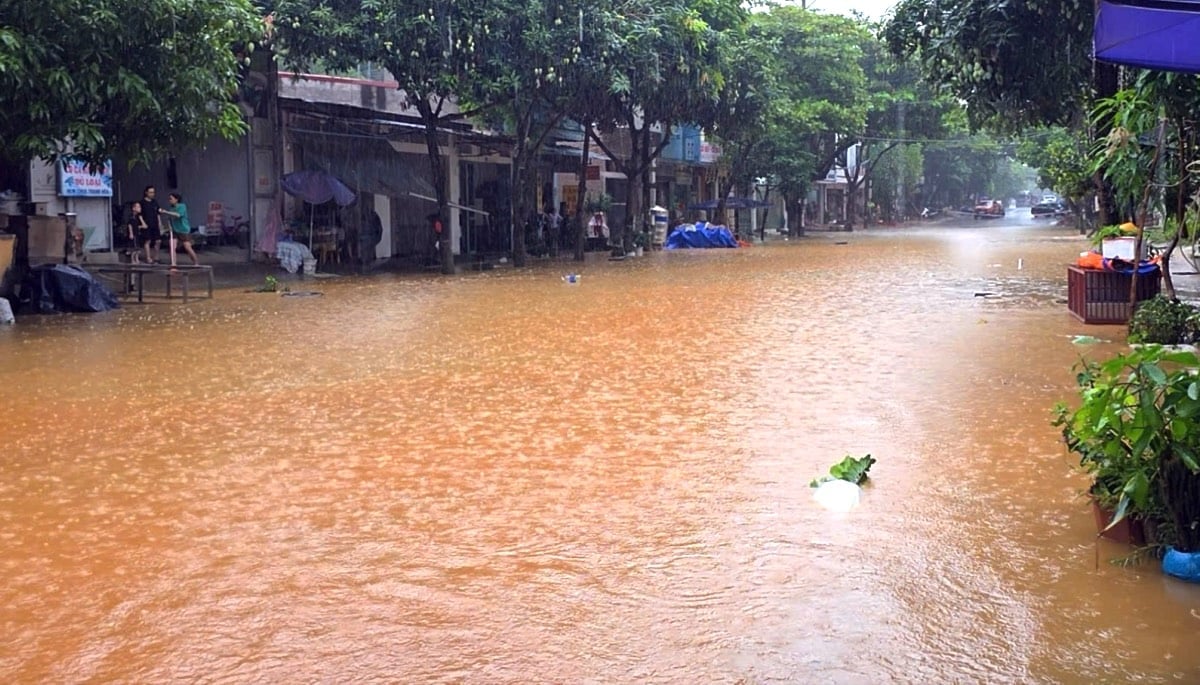 Đường Lê Thanh của Thành phố Lào Cai ngập sâu trong nước. Ảnh: Minh Phúc. Đường Lê Thanh của Thành phố Lào Cai ngập sâu trong nước. Ảnh: Minh Phúc.