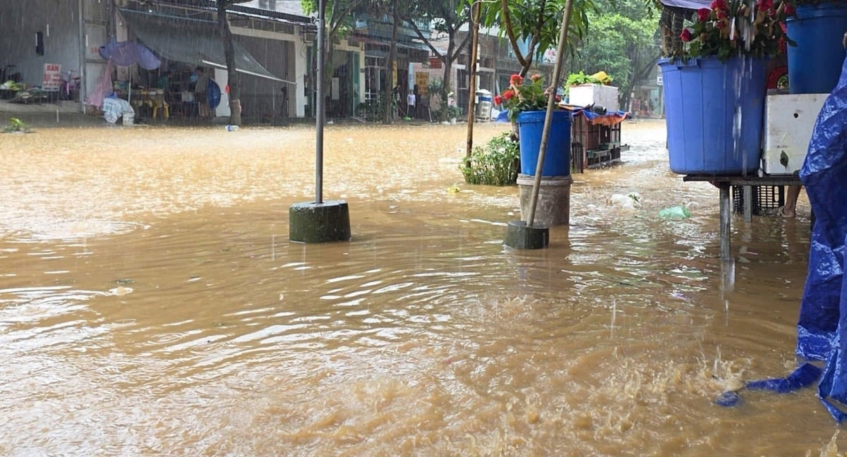 Mưa lớn sáng ngày 27/6 đã gây ngập úng và sạt lở một số tuyến đường trên địa bàn các huyện, thành phố của tỉnh Lào Cai. Ảnh: Minh Phúc. Mưa lớn sáng ngày 27/6 đã gây ngập úng và sạt lở một số tuyến đường trên địa bàn các huyện, thành phố của tỉnh Lào Cai. Ảnh: Minh Phúc.
