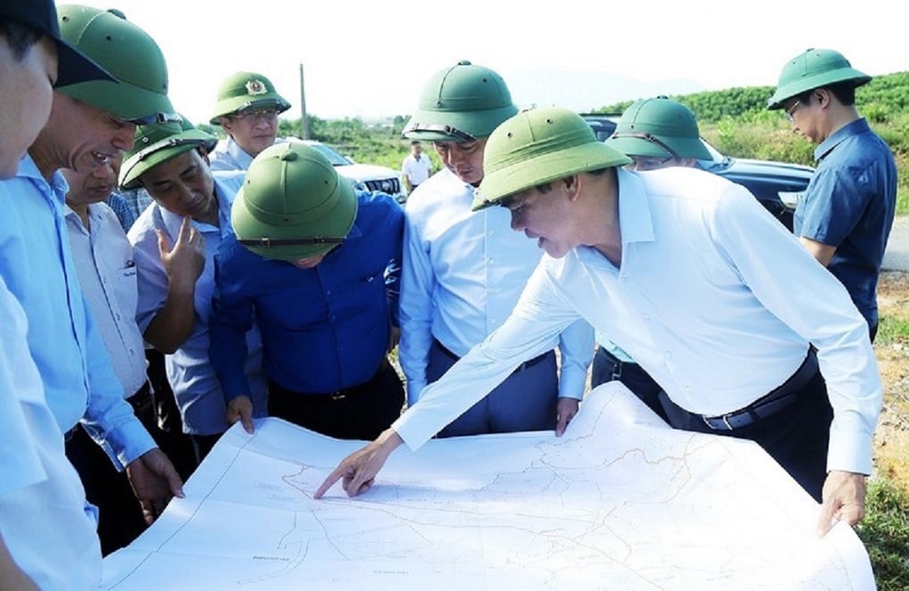 Chủ tịch UBND tỉnh Hà Tĩnh Võ Trọng Hải trực tiếp chỉ đạo ngành chuyên môn khảo sát các khu vực có thể làm vật liệu san lấp cho các dự án trọng điểm. Ảnh: Hưng Phúc. Chủ tịch UBND tỉnh Hà Tĩnh Võ Trọng Hải trực tiếp chỉ đạo ngành chuyên môn khảo sát các khu vực có thể làm vật liệu san lấp cho các dự án trọng điểm. Ảnh: Hưng Phúc.