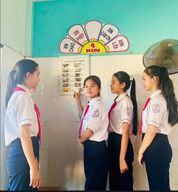 Các bảng thông tin truyền thông trực quan, mang thông điệp gần gũi vì một môi trường học đường xanh - sạch - đẹp. Ảnh: Văn Dinh. Các bảng thông tin truyền thông trực quan, mang thông điệp gần gũi vì một môi trường học đường xanh - sạch - đẹp. Ảnh: Văn Dinh.