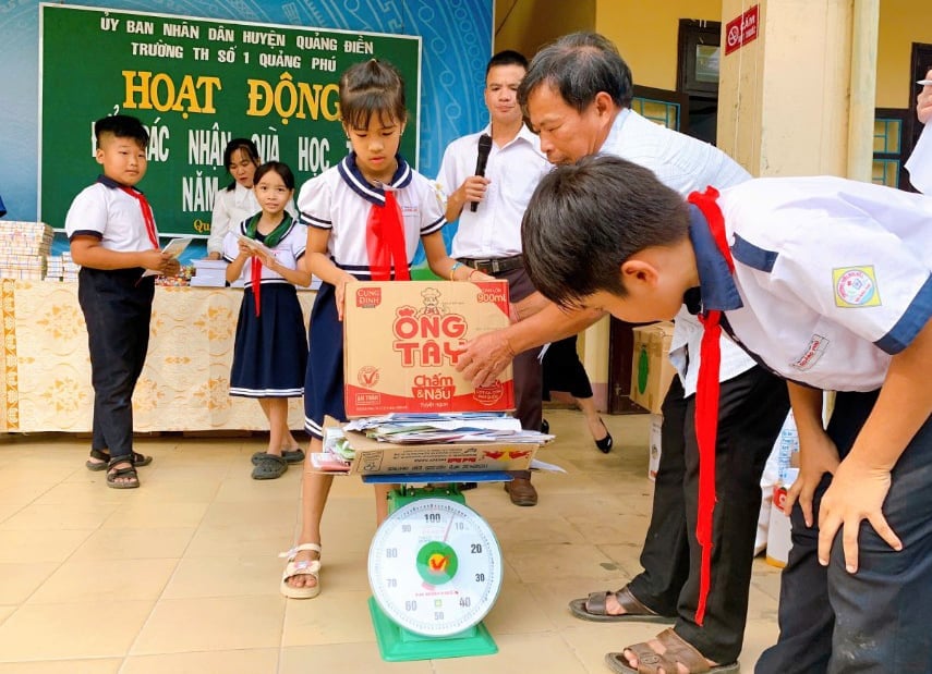 Học sinh thích thú với các hoạt động đổi rác nhận quà. Ảnh: Văn Dinh. Học sinh thích thú với các hoạt động đổi rác nhận quà. Ảnh: Văn Dinh.