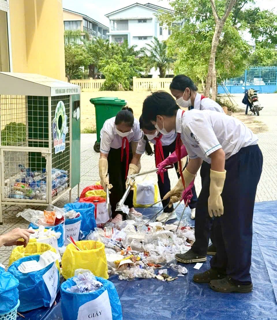 Từ năm 2022 đến 2025, Dự án TVA đã triển khai mạnh mẽ mô hình 'Trường học giảm nhựa' trên địa bàn TP Huế, thu hút sự tham gia của 180 trường học với hơn 54.000 học sinh. Ảnh: Văn Dinh. Từ năm 2022 đến 2025, Dự án TVA đã triển khai mạnh mẽ mô hình 'Trường học giảm nhựa' trên địa bàn TP Huế, thu hút sự tham gia của 180 trường học với hơn 54.000 học sinh. Ảnh: Văn Dinh.