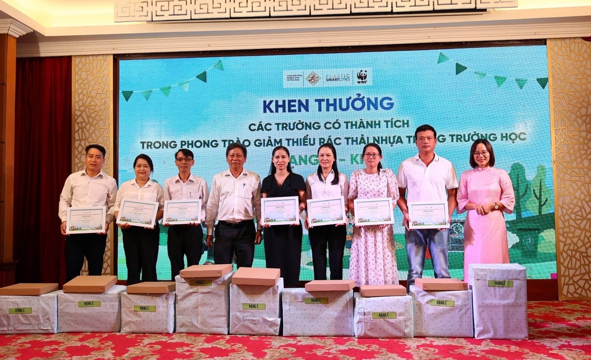 Dự án TVA khen thưởng cho các trường học tiêu biểu trong phong trào giảm thiểu rác thải nhựa ở TP Huế. Ảnh: Văn Dinh. Dự án TVA khen thưởng cho các trường học tiêu biểu trong phong trào giảm thiểu rác thải nhựa ở TP Huế. Ảnh: Văn Dinh.