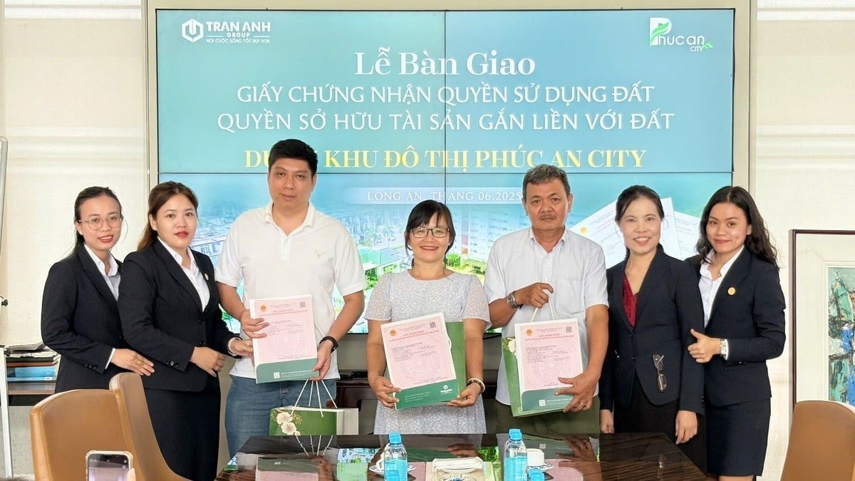 Niềm vui của khách hàng Phúc An City ngày nhận sổ. Ảnh: Trần Anh Group. Niềm vui của khách hàng Phúc An City ngày nhận sổ. Ảnh: Trần Anh Group.