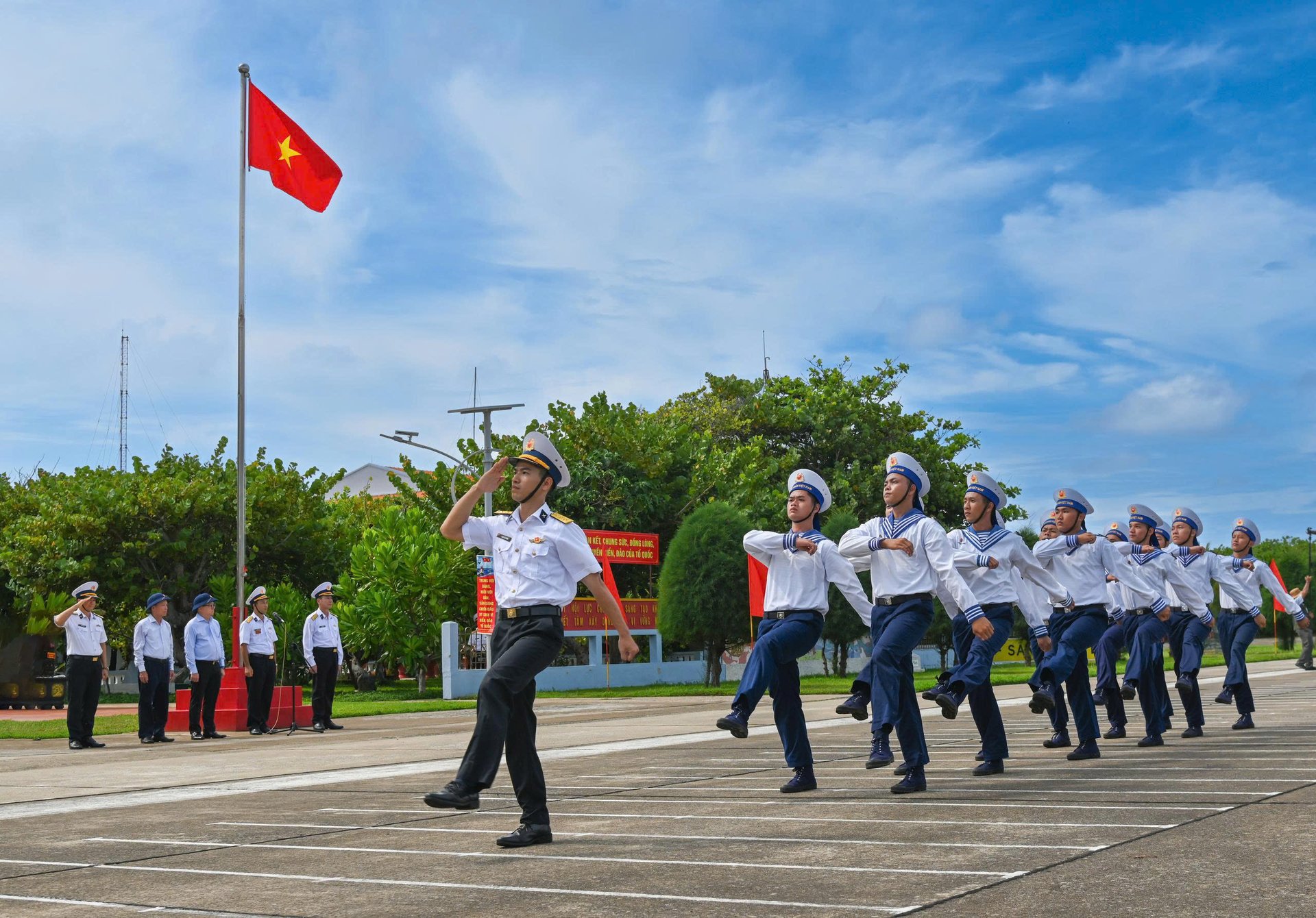 Duyệt binh trên đảo Trường Sa lớn. 