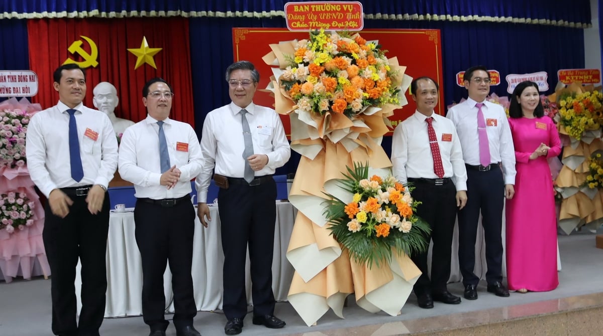 Lãnh đạo UBND tỉnh Đồng Nai trao hoa chúc mừng Đại hội thành công tốt đẹp. Ảnh: Tường Tú. Lãnh đạo UBND tỉnh Đồng Nai trao hoa chúc mừng Đại hội thành công tốt đẹp. Ảnh: Tường Tú.