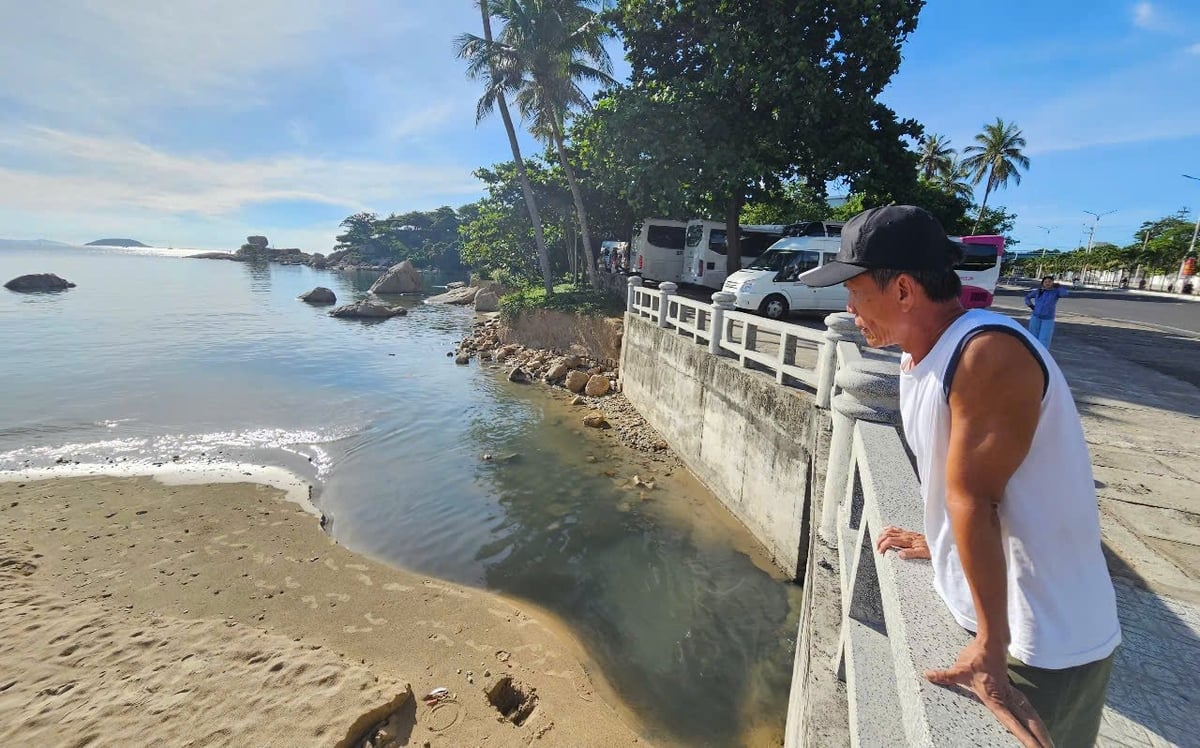 Ông Lê Hồng Ân, ở phường Vĩnh Hải, TP Nha Trang cho biết, cống thoát nước này thường xuyên chảy nước có màu đen đục, bốc mùi hôi thối. Ảnh: KS. Ông Lê Hồng Ân, ở phường Vĩnh Hải, TP Nha Trang cho biết, cống thoát nước này thường xuyên chảy nước có màu đen đục, bốc mùi hôi thối. Ảnh: KS.