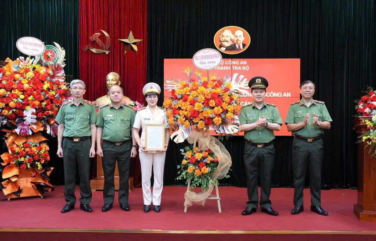 Thiếu tướng Bùi Quang Thanh trao quyết định. Ảnh: Thanh tra Bộ Công an. Thiếu tướng Bùi Quang Thanh trao quyết định. Ảnh: Thanh tra Bộ Công an.
