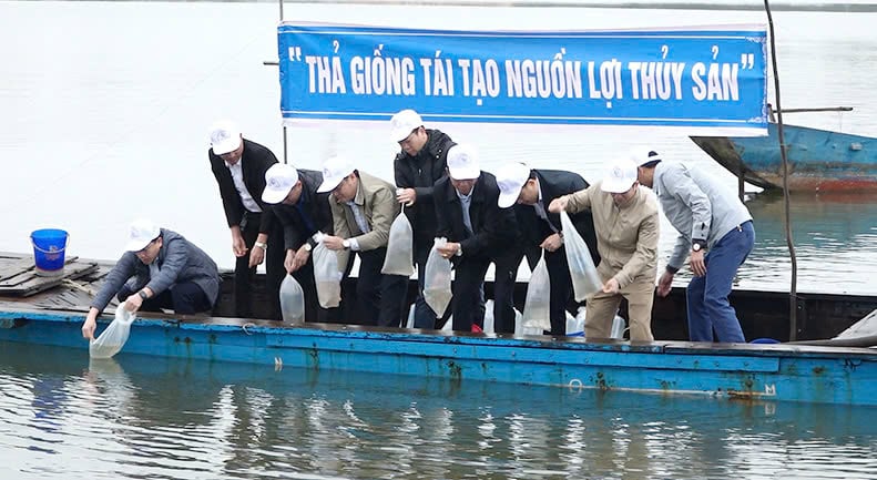 Thả tôm, cá giống trên sông Kiến Giang vào dịp đầu năm. Ảnh: T. Phùng. Thả tôm, cá giống trên sông Kiến Giang vào dịp đầu năm. Ảnh: T. Phùng.