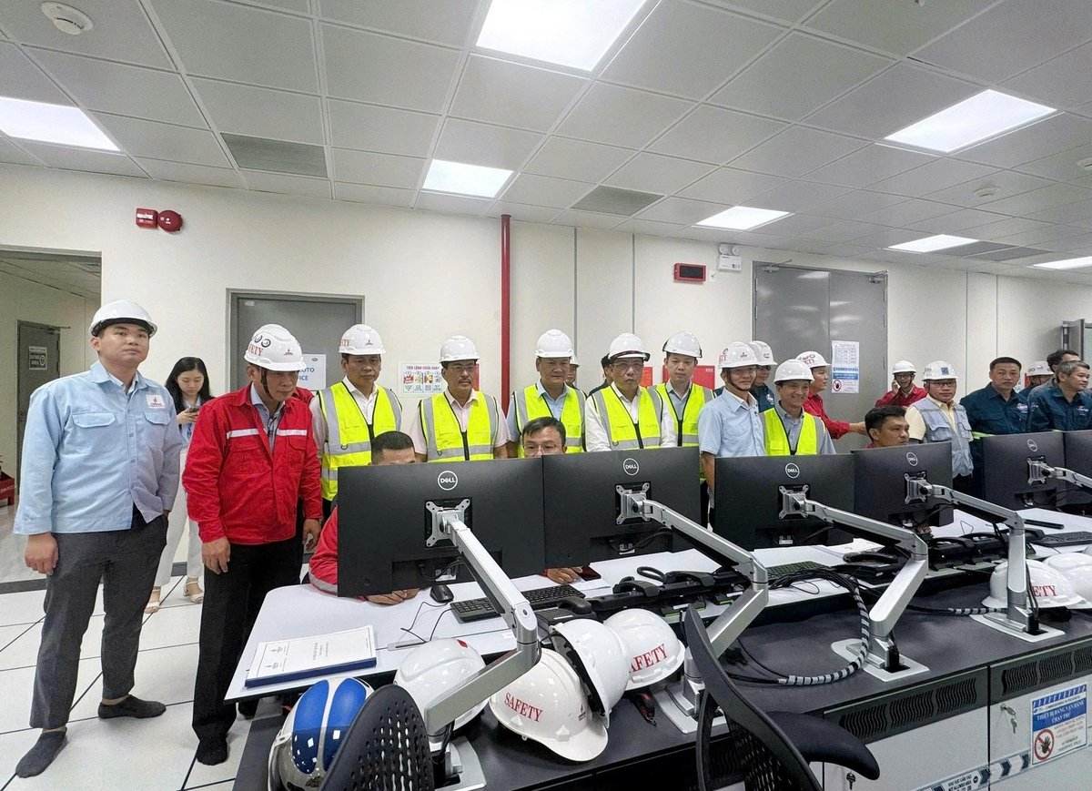 Lãnh đạo PVPower và Hội Dầu khí cùng các đại biểu chứng kiến Nhà máy điện Nhơn Trạch 4 hòa lưới điện quốc gia. Ảnh: Petrovietnam. Lãnh đạo PVPower và Hội Dầu khí cùng các đại biểu chứng kiến Nhà máy điện Nhơn Trạch 4 hòa lưới điện quốc gia. Ảnh: Petrovietnam.