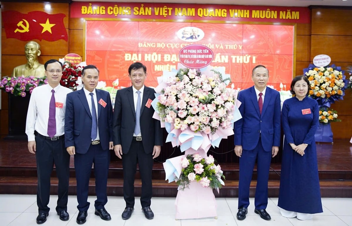 Đồng chí Phùng Đức Tiến, Ủy viên Ban Thường vụ Đảng ủy Bộ, Thứ trưởng Bộ Nông nghiệp và Môi trường tặng hoa cho Đại hội. Ảnh: Linh Linh. Đồng chí Phùng Đức Tiến, Ủy viên Ban Thường vụ Đảng ủy Bộ, Thứ trưởng Bộ Nông nghiệp và Môi trường tặng hoa cho Đại hội. Ảnh: Linh Linh.