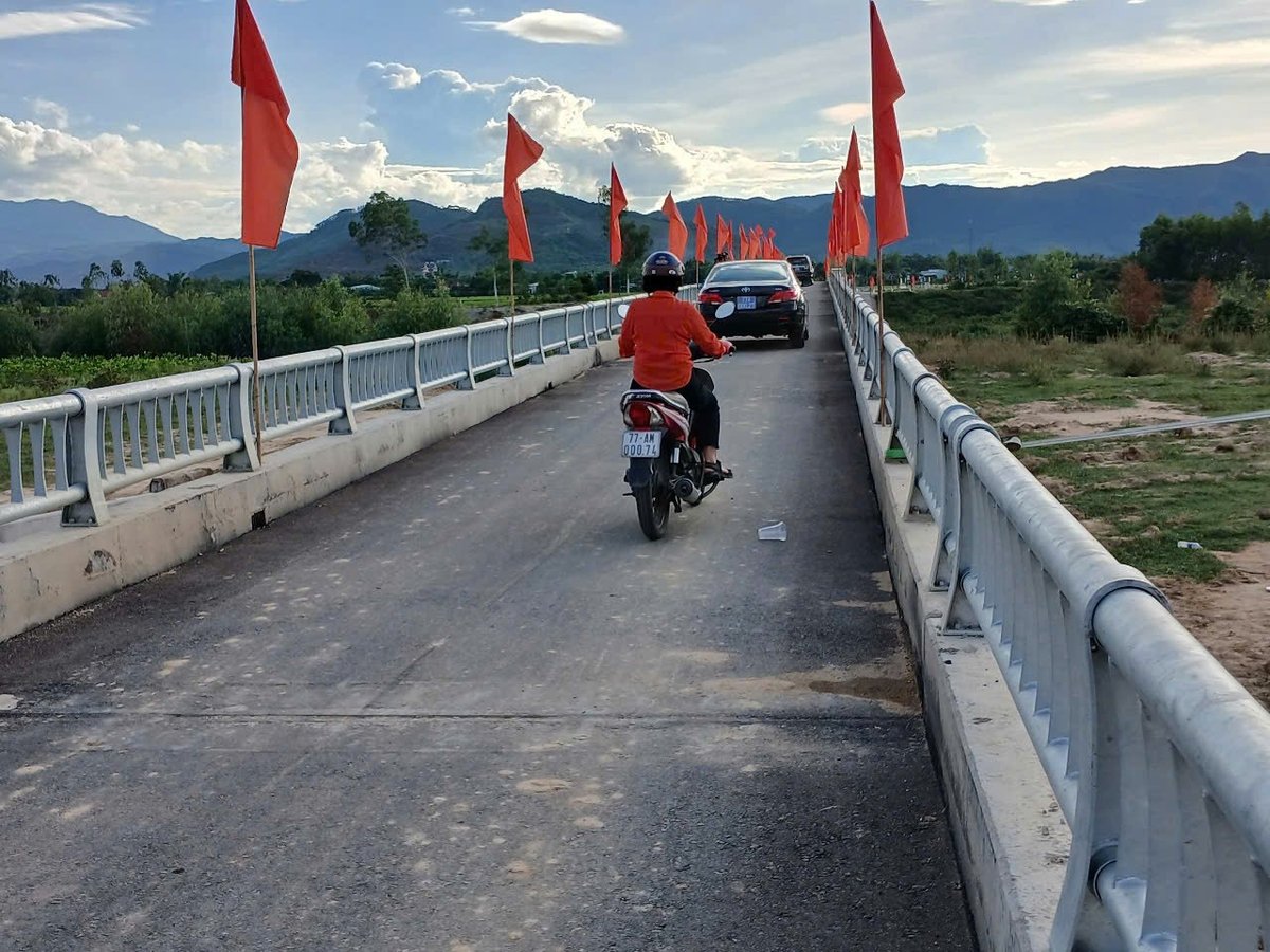 Cầu Hóc Công được làm bằng bê tông cốt thép tạo thuận lợi cho việc đi lại của 200 hộ dân xóm Hóc Công, thôn Cảnh An 1, xã Phước Thành (huyện Tuy Phước Bình Định). Ảnh: V.Đ.T. Cầu Hóc Công được làm bằng bê tông cốt thép tạo thuận lợi cho việc đi lại của 200 hộ dân xóm Hóc Công, thôn Cảnh An 1, xã Phước Thành (huyện Tuy Phước Bình Định). Ảnh: V.Đ.T.