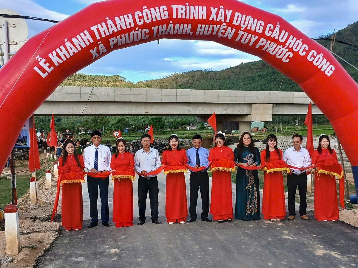 Cắt băng khánh thành cầu Hóc Công. Ảnh: V.Đ.T Cắt băng khánh thành cầu Hóc Công. Ảnh: V.Đ.T