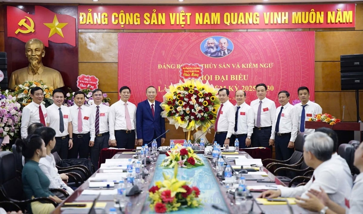 Đồng chí Phùng Đức Tiến, Ủy viên Ban Thường vụ Đảng ủy Bộ Nông nghiệp và Môi trường, Thứ trưởng Bộ Nông nghiệp và Môi trường trao hoa cho đại hội. Ảnh: Linh Linh. Đồng chí Phùng Đức Tiến, Ủy viên Ban Thường vụ Đảng ủy Bộ Nông nghiệp và Môi trường, Thứ trưởng Bộ Nông nghiệp và Môi trường trao hoa cho đại hội. Ảnh: Linh Linh.