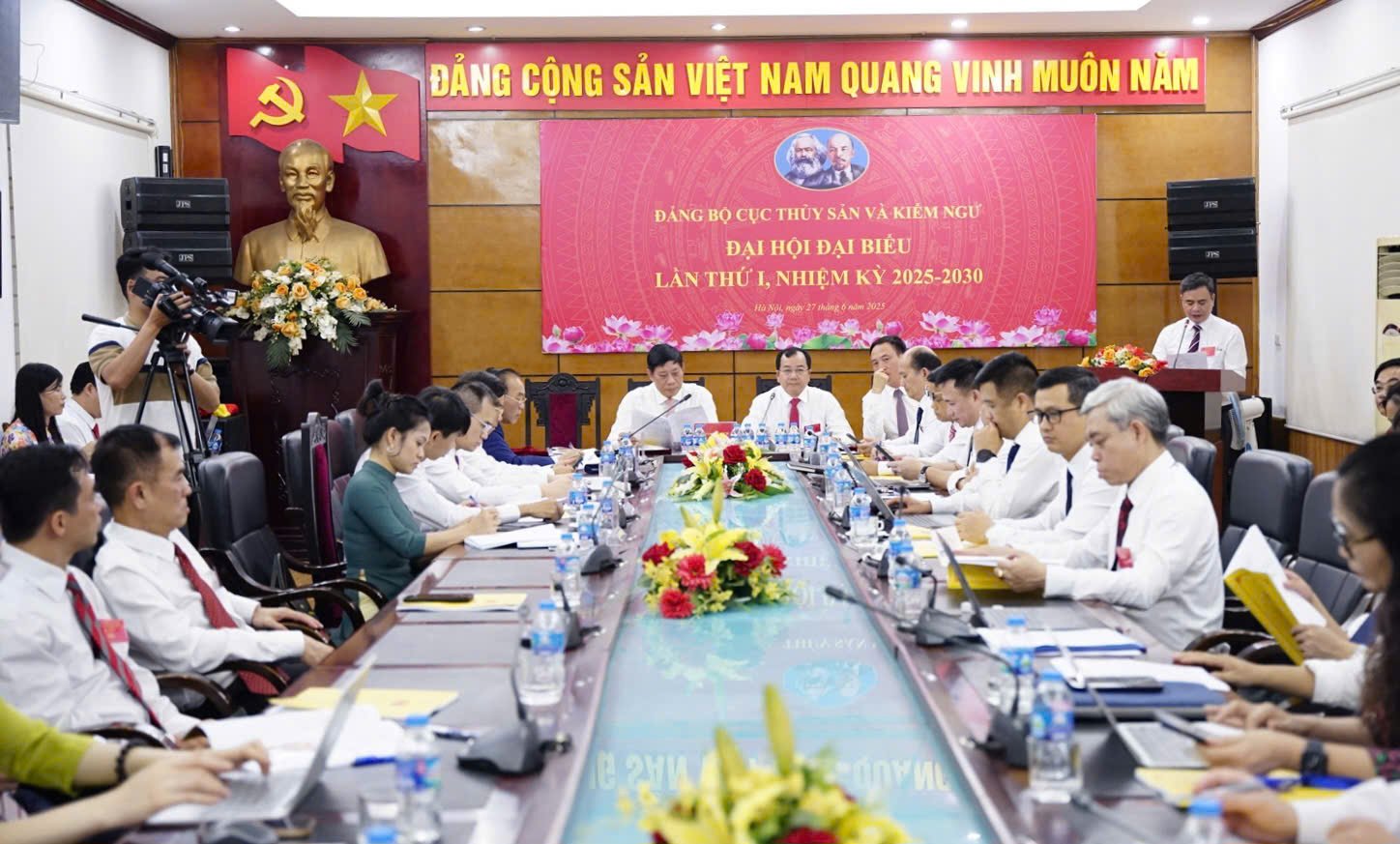 Đồng chí Trần Đình Luân (ảnh giữa) Bí thư Đảng ủy, Cục trưởng Cục Thủy sản và Kiểm ngư chủ trì đại hội. Ảnh: Linh Linh. Đồng chí Trần Đình Luân (ảnh giữa) Bí thư Đảng ủy, Cục trưởng Cục Thủy sản và Kiểm ngư chủ trì đại hội. Ảnh: Linh Linh.