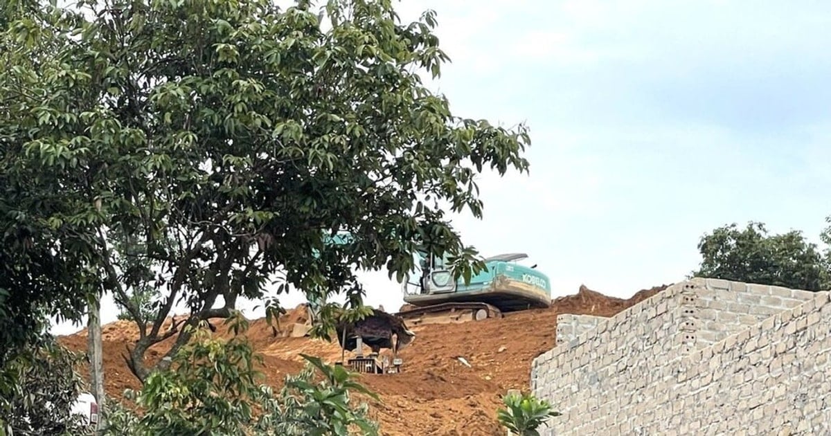Máy xúc san lấp trên đồi Ba Vành (Ba Vì, Hà Nội). Ảnh: TTXVN. Máy xúc san lấp trên đồi Ba Vành (Ba Vì, Hà Nội). Ảnh: TTXVN.