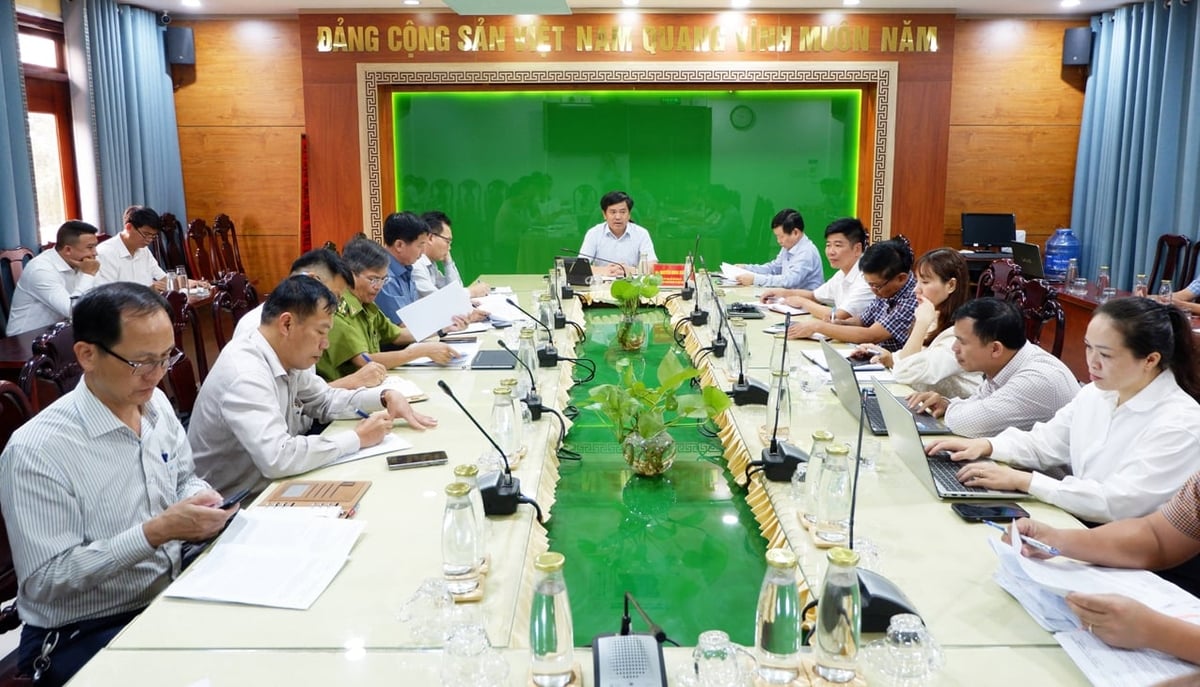 Tại Hội nghị giao ban tháng 6, ông Nguyễn Minh Huấn, Giám đốc Sở Nông nghiệp và Môi trường Đắk Lắk quán triệt công tác chuẩn bị để sau khi hợp nhất công việc đảm bảo thông suốt. Ảnh: Khánh Toàn. Tại Hội nghị giao ban tháng 6, ông Nguyễn Minh Huấn, Giám đốc Sở Nông nghiệp và Môi trường Đắk Lắk quán triệt công tác chuẩn bị để sau khi hợp nhất công việc đảm bảo thông suốt. Ảnh: Khánh Toàn.