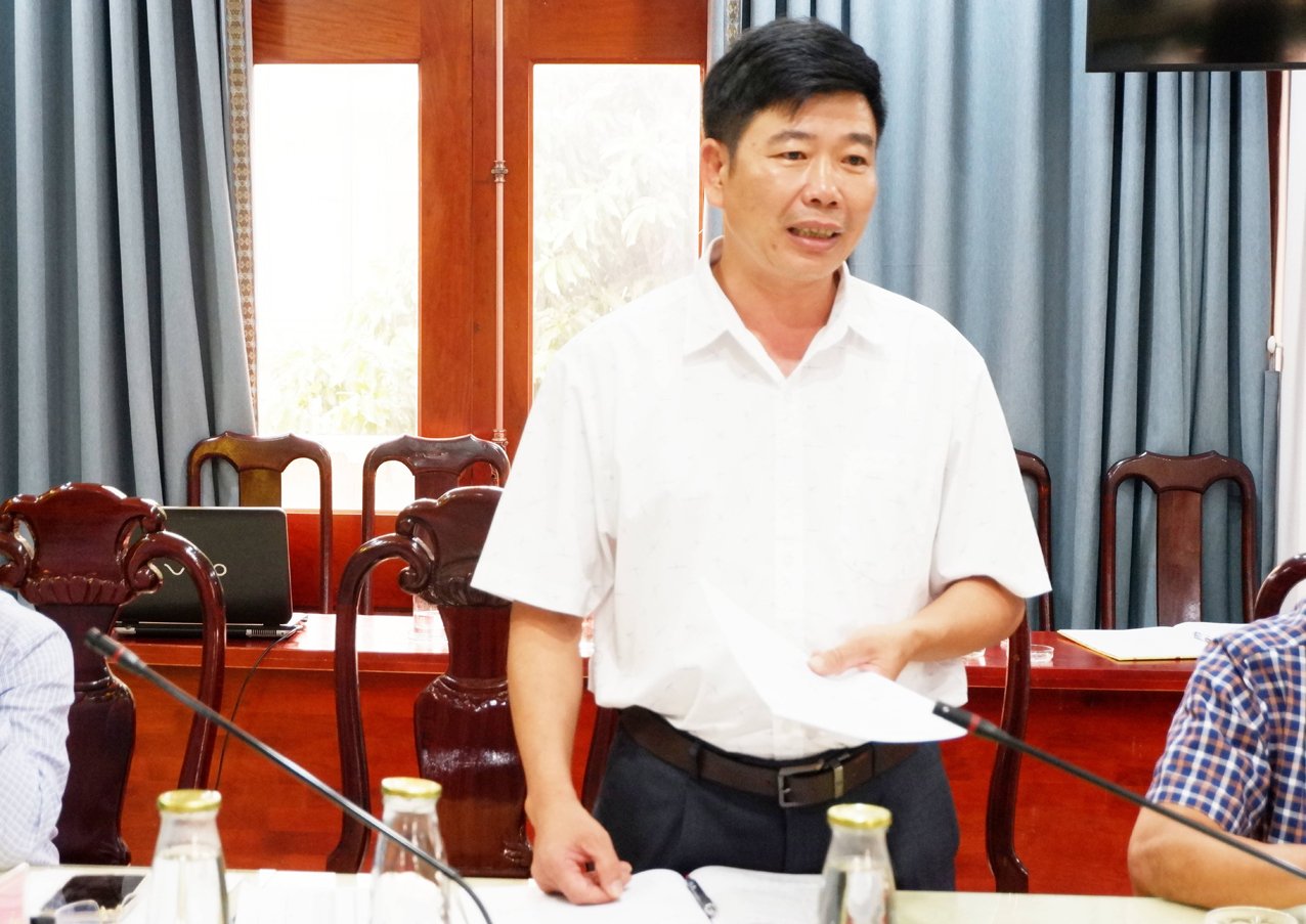 Ông Trần Ngọc Trịnh, Trưởng phòng Tổ chức cán bộ báo cáo một số nội dung liên quan đến bộ máy, công tác tổ chức cán bộ. Ảnh: Khánh Toàn. Ông Trần Ngọc Trịnh, Trưởng phòng Tổ chức cán bộ báo cáo một số nội dung liên quan đến bộ máy, công tác tổ chức cán bộ. Ảnh: Khánh Toàn.