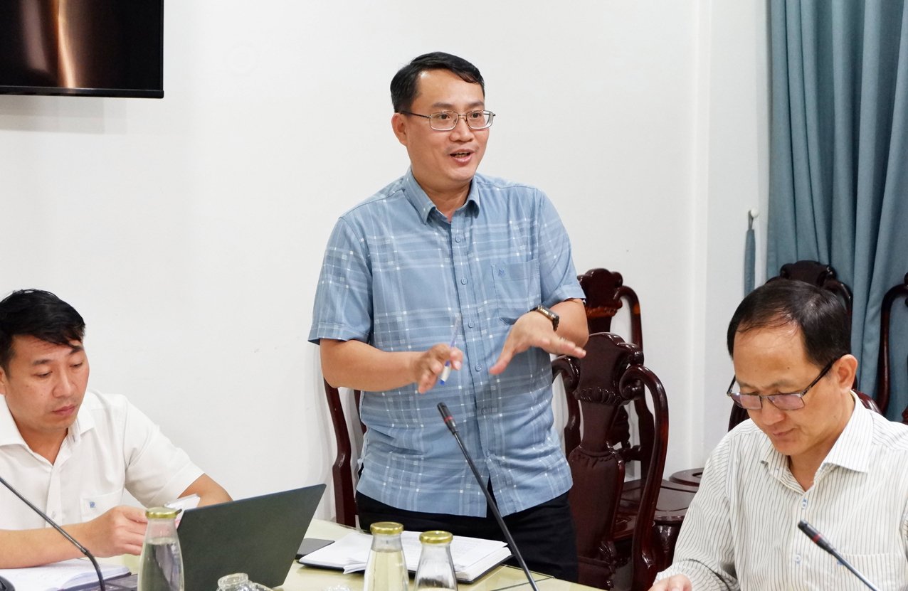 Ông Nguyễn Văn Thảo, Chi cục trưởng Chi cục Thủy sản báo cáo một số nội dung về trụ sở làm việc, số công chức sau hợp nhất. Ảnh: Khánh Toàn. Ông Nguyễn Văn Thảo, Chi cục trưởng Chi cục Thủy sản báo cáo một số nội dung về trụ sở làm việc, số công chức sau hợp nhất. Ảnh: Khánh Toàn.