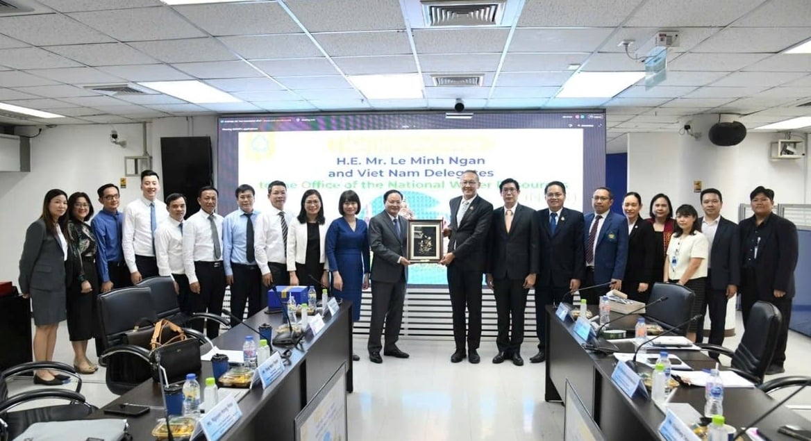 Thứ trưởng Lê Minh Ngân và đoàn công tác của Bộ NN-MT chụp ảnh lưu niệm tại Văn phòng Tài nguyên nước Thái Lan và Văn phòng Ủy ban sông Mekong Thái Lan. Ảnh: Lê Hương. Thứ trưởng Lê Minh Ngân và đoàn công tác của Bộ NN-MT chụp ảnh lưu niệm tại Văn phòng Tài nguyên nước Thái Lan và Văn phòng Ủy ban sông Mekong Thái Lan. Ảnh: Lê Hương.