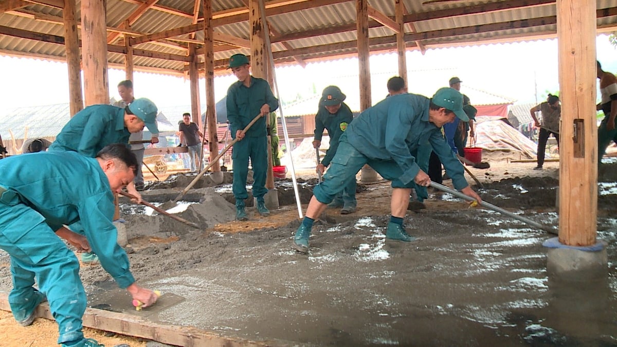 Các lực lượng hỗ trợ người dân xã Khau Tinh, huyện Na Hang, tỉnh Tuyên Quang làm ngôi nhà kiên cố. Ảnh: T. Nho. Các lực lượng hỗ trợ người dân xã Khau Tinh, huyện Na Hang, tỉnh Tuyên Quang làm ngôi nhà kiên cố. Ảnh: T. Nho.