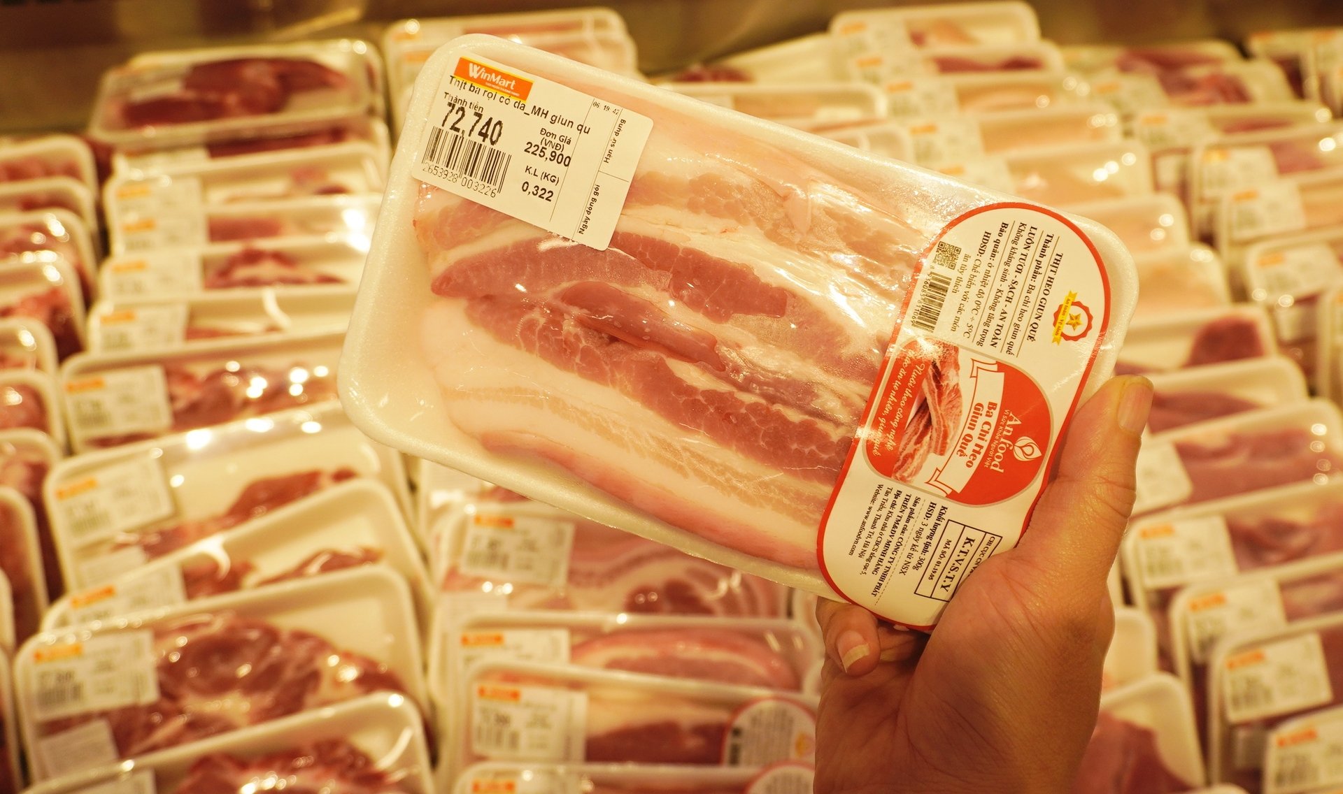 Người tiêu dùng ngày càng quan tâm đến xuất xứ và chất lượng thực phẩm. Ảnh: Hồng Thắm. Người tiêu dùng ngày càng quan tâm đến xuất xứ và chất lượng thực phẩm. Ảnh: Hồng Thắm.