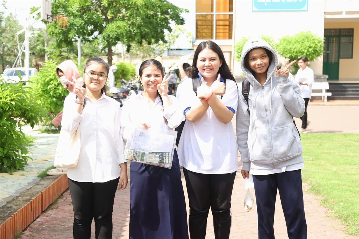Theo nhiều thí sinh tham gia kỳ thi tốt nghiệp THPT năm 2025 tại tỉnh Trà Vinh, đề thi năm nay có nhiều đổi mới, chú trọng phát triển tư duy, khả năng vận dụng kiến thức vào giải quyết các tình huống thực tiễn. Ảnh: Ngân Linh. Theo nhiều thí sinh tham gia kỳ thi tốt nghiệp THPT năm 2025 tại tỉnh Trà Vinh, đề thi năm nay có nhiều đổi mới, chú trọng phát triển tư duy, khả năng vận dụng kiến thức vào giải quyết các tình huống thực tiễn. Ảnh: Ngân Linh.