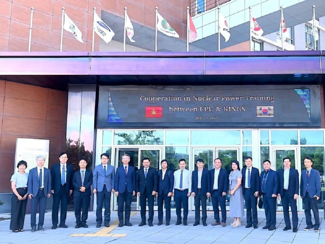 Các đại biểu chụp ảnh lưu niệm tại buổi làm việc. Ảnh: Trường Đại học Điện lực.