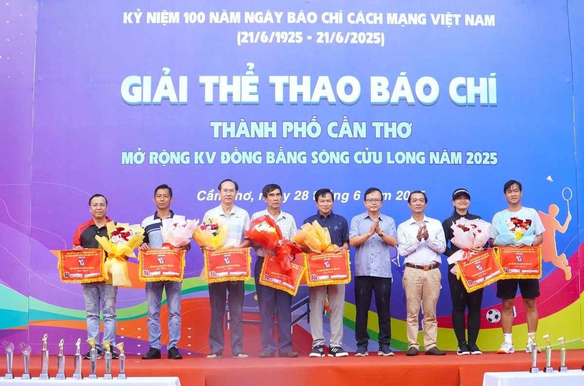 Ban Tổ chức tặng hoa cho các đơn vị tài trợ Giải thể thao báo chí TP Cần Thơ mở rộng khu vực ĐBSCL năm 2025. Ảnh: Kim Anh. Ban Tổ chức tặng hoa cho các đơn vị tài trợ Giải thể thao báo chí TP Cần Thơ mở rộng khu vực ĐBSCL năm 2025. Ảnh: Kim Anh.