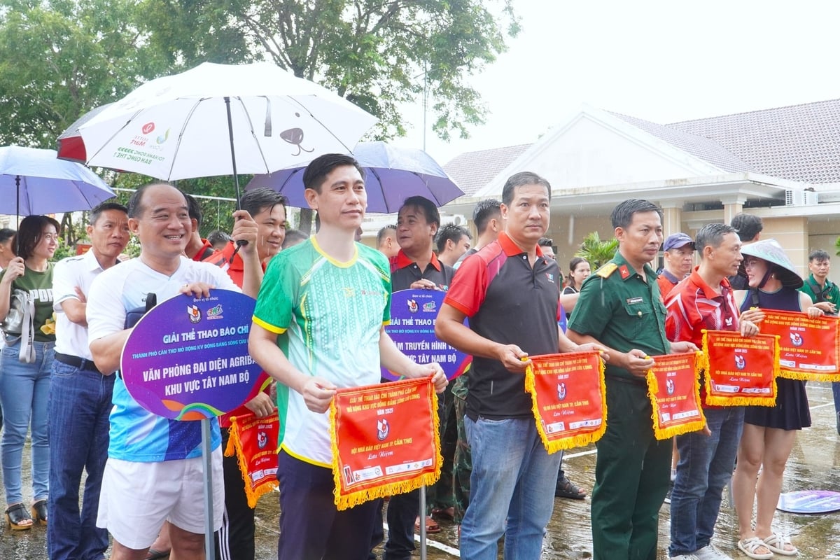 Dịp này, Văn phòng đại diện Agribank khu vực Tây Nam bộ tham gia tranh tài ở hai bộ môn quần vợt và bóng đá. Ảnh: Kim Anh. Dịp này, Văn phòng đại diện Agribank khu vực Tây Nam bộ tham gia tranh tài ở hai bộ môn quần vợt và bóng đá. Ảnh: Kim Anh.