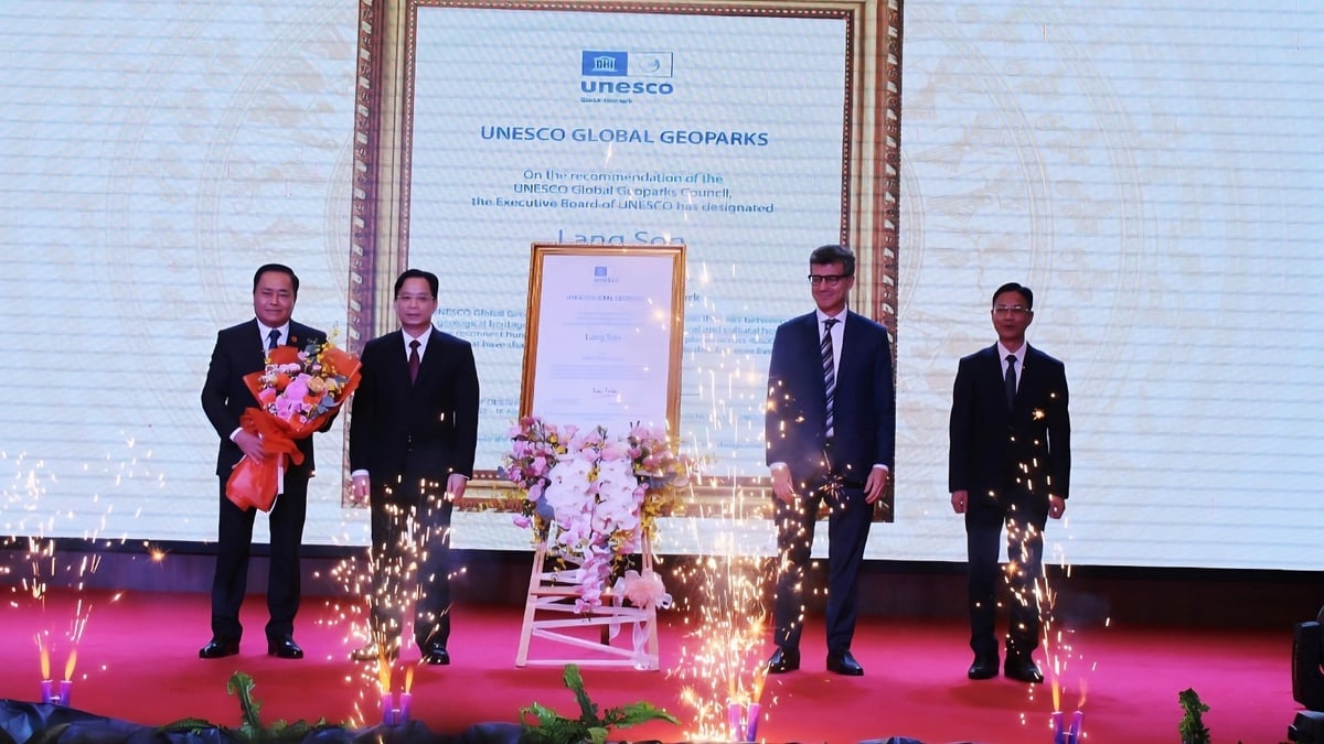 Ông Jonathan Wallace Baker - Trưởng Đại diện UNESCO tại Việt Nam (thứ 2 bên phải) trao bằng công nhận danh hiệu Công viên địa chất toàn cầu UNESCO Lạng Sơn cho tỉnh Lạng Sơn. Ảnh: Hoàng Nghĩa. Ông Jonathan Wallace Baker - Trưởng Đại diện UNESCO tại Việt Nam (thứ 2 bên phải) trao bằng công nhận danh hiệu Công viên địa chất toàn cầu UNESCO Lạng Sơn cho tỉnh Lạng Sơn. Ảnh: Hoàng Nghĩa.