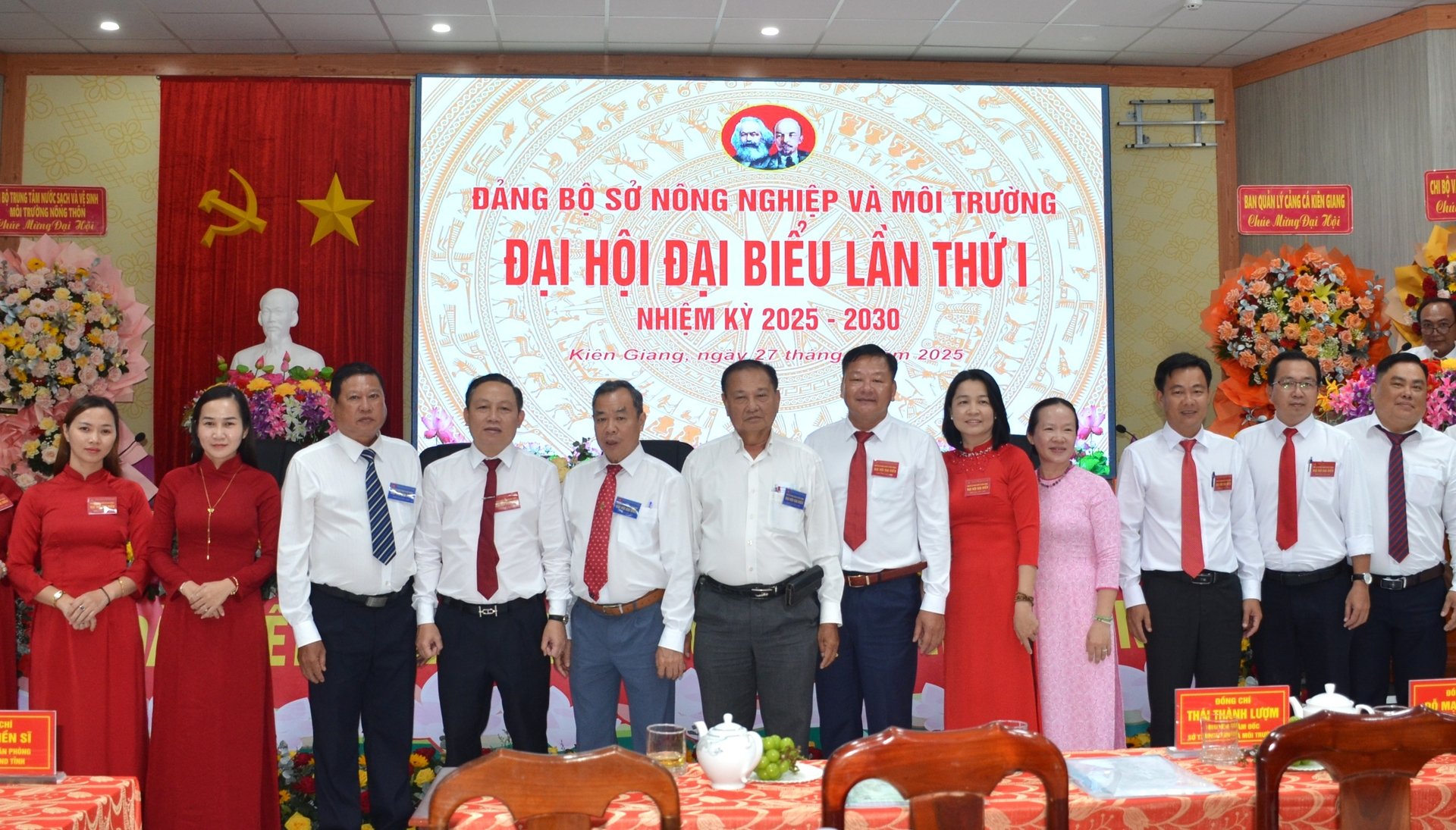 Ban Chấp hành Đảng bộ Sở Nông nghiệp và Môi trường tỉnh Kiên Giang nhiệm kỳ 2025 – 2030 chụp ảnh lưu niệm cùng các Chi, đảng bộ trực thuộc, nguyên lãnh đạo Sở qua các thời kỳ. Ảnh: Trung Chánh. Ban Chấp hành Đảng bộ Sở Nông nghiệp và Môi trường tỉnh Kiên Giang nhiệm kỳ 2025 – 2030 chụp ảnh lưu niệm cùng các Chi, đảng bộ trực thuộc, nguyên lãnh đạo Sở qua các thời kỳ. Ảnh: Trung Chánh.