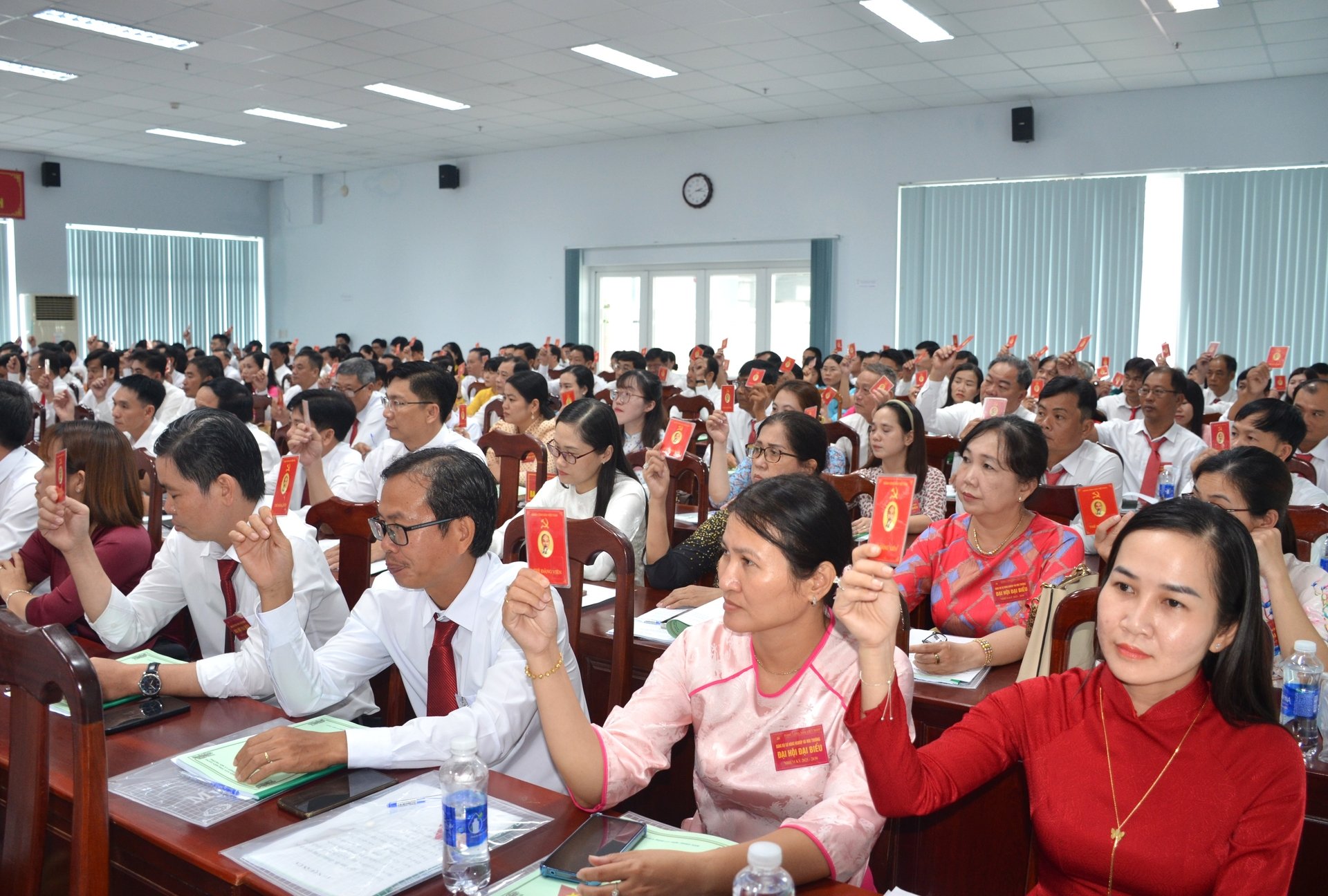 Các đại biểu tham dự Đại hội biểu quyết thông qua Nghị quyết Đại hội Đảng bộ Sở Nông nghiệp và Môi trường Kiên Giang nhiệm kỳ 2025-2030. Ảnh: Trung Chánh. Các đại biểu tham dự Đại hội biểu quyết thông qua Nghị quyết Đại hội Đảng bộ Sở Nông nghiệp và Môi trường Kiên Giang nhiệm kỳ 2025-2030. Ảnh: Trung Chánh.